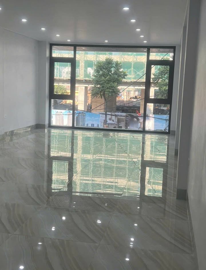 Cho thuê mặt bằng kinh doanh mặt phố Nguyễn Lam, Long Biên - 8 tầng, thang máy, giá tốt