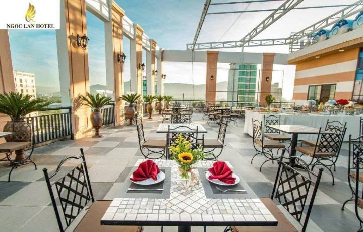 Bán Khách Sạn 3 Sao Mặt Tiền Biển Phạm Văn Đồng, Đà Nẵng - 44PN