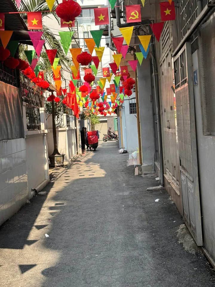 Nhà 5 tầng Phố Trạm, Long Biên 32m² - Sổ chính chủ, hơn 6 tỷ