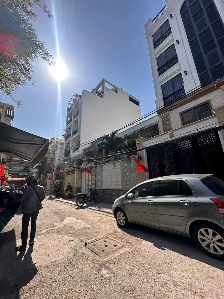 Nhà Hẻm 8m Út Tịch Tân Bình, 5 Tầng Thang Máy, 12PN, 104m² - Giá 25 Tỷ