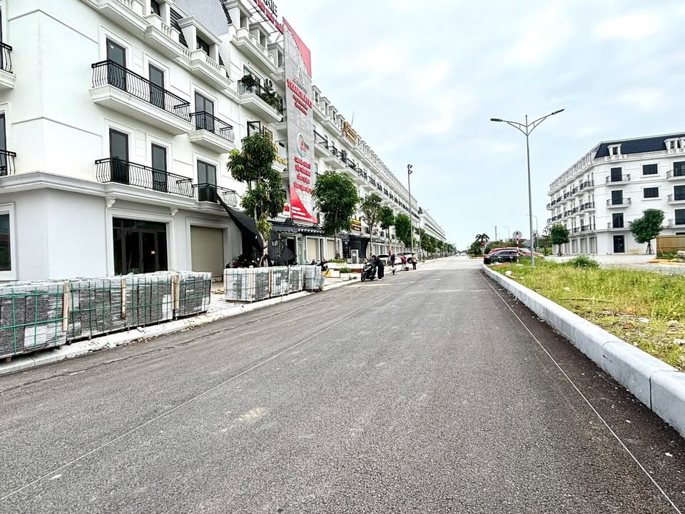 Nhà Thô 4 Tầng Mặt Hồ Sen 90m² Sổ Đỏ - Đầu Tư Sinh Lời