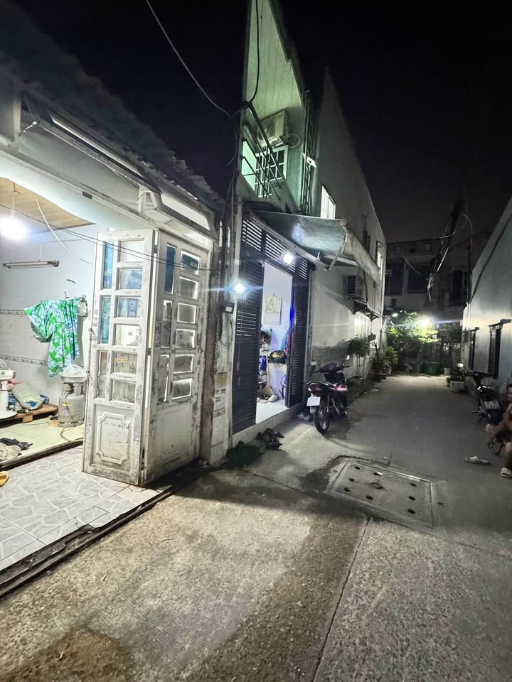 Nhà 32m² Hóc Môn - Giá 1.3 Tỷ, Đường 3m, Dân Cư Đông Đúc