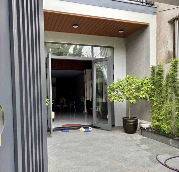 Cho thuê nhà 3 tầng mặt tiền Mai Chí Thọ, Đà Nẵng - 100m², 3PN, full nội thất