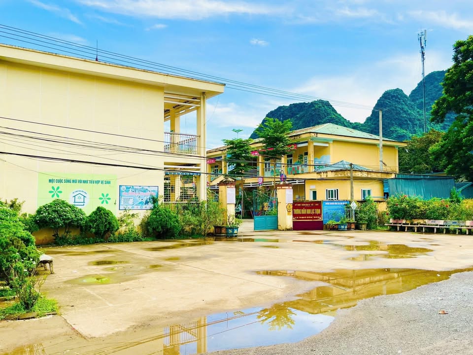 Bán Đất Nền Yên Thủy, Phú Thọ 431m² - View Hồ Lạc Thịnh, Sẵn Nhà Mái Thái