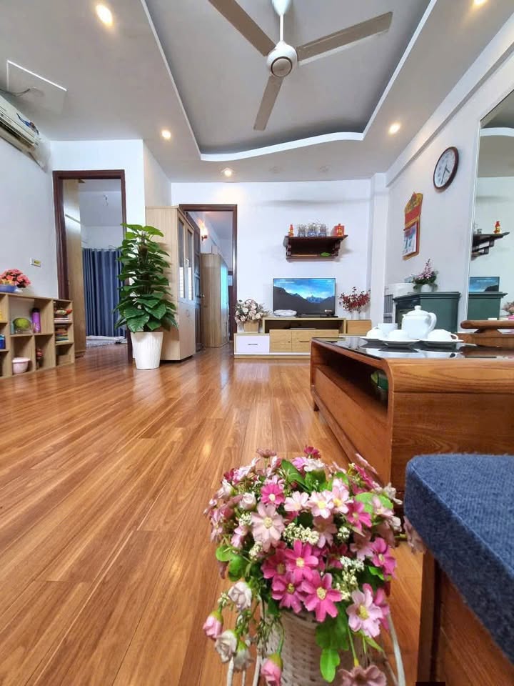 Chung cư Vĩnh Tuy 68m² giá 4.65 tỷ - View hồ thoáng, sát Times City