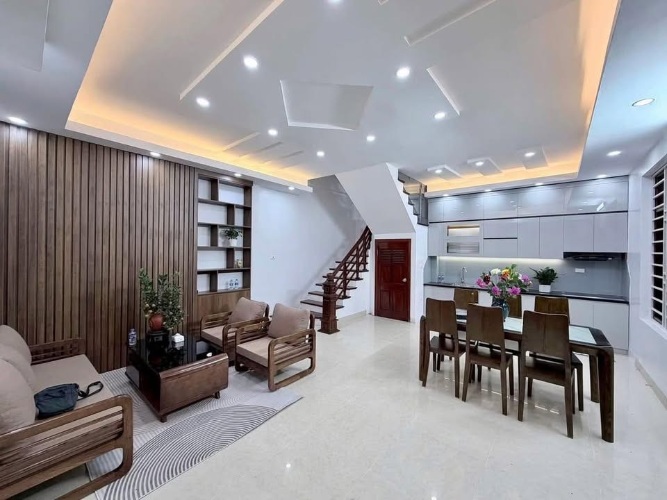 Nhà 40m² Hồ Tùng Mậu, Cầu Giấy - Ô tô đỗ cổng, Sổ đỏ vuông vắn