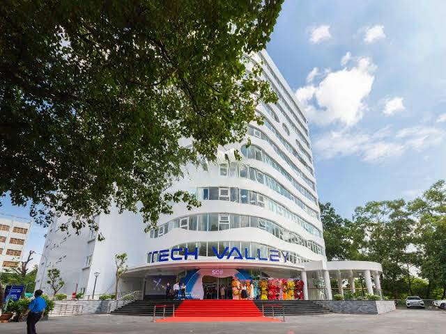 Cho thuê Tòa nhà Mặt phố Đường Láng, Đống Đa - 9 Tầng, 2 Hầm, 580 Triệu