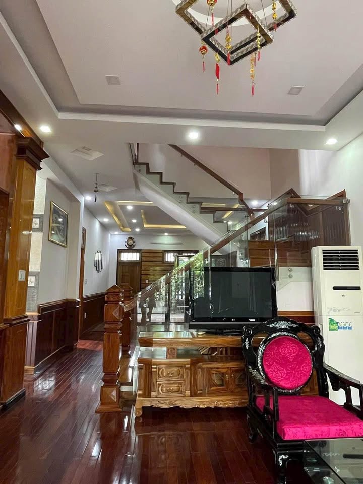 Biệt Thự Nam Việt Á 200m² - 4PN Sân Vườn, Hướng Đông - Giá 13 Tỷ TL