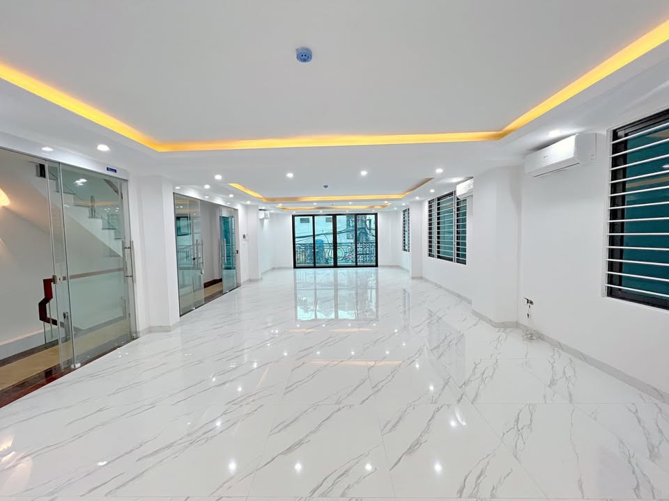 Văn Phòng 70m² Full Kính, View Phố Cổ Quang Trung - Giá 15 Triệu