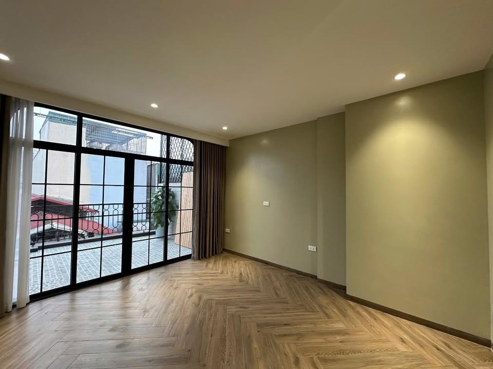 Nhà 6 Tầng Thang Máy, Gara Ô Tô Ngọc Khánh - 38m² Giá 20.8 Tỷ