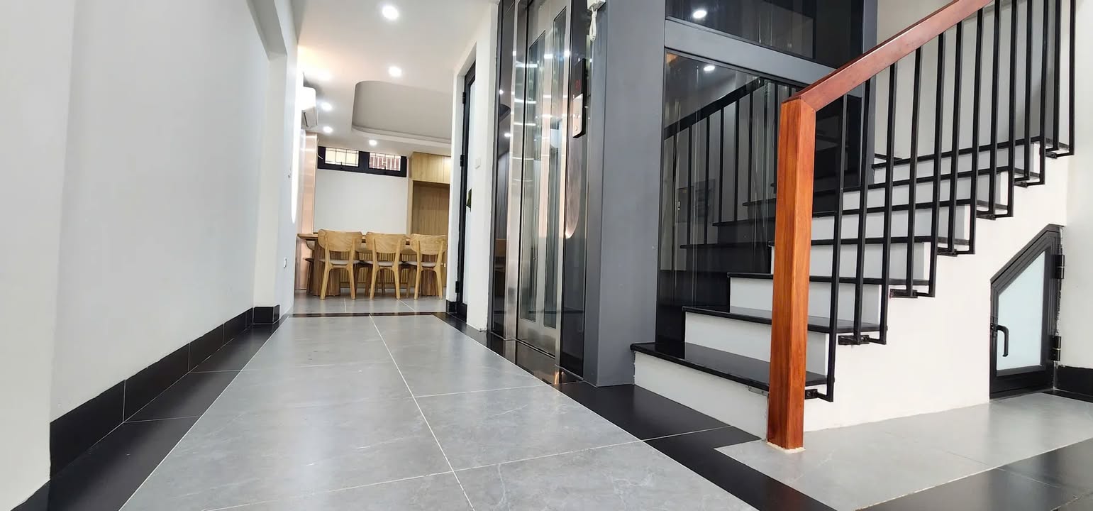 Nhà 5 Tầng Gara Ô tô Thang Máy 71m² - Hồng Tiến, Long Biên - 21.9 Tỷ