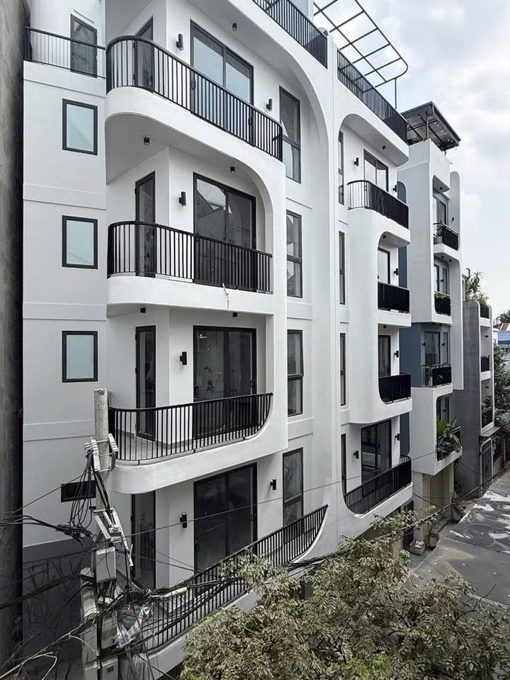 Nhà 6 Tầng Lô Góc Thạch Bàn, Long Biên - 10.x Tỷ, Ô Tô Vào Nhà