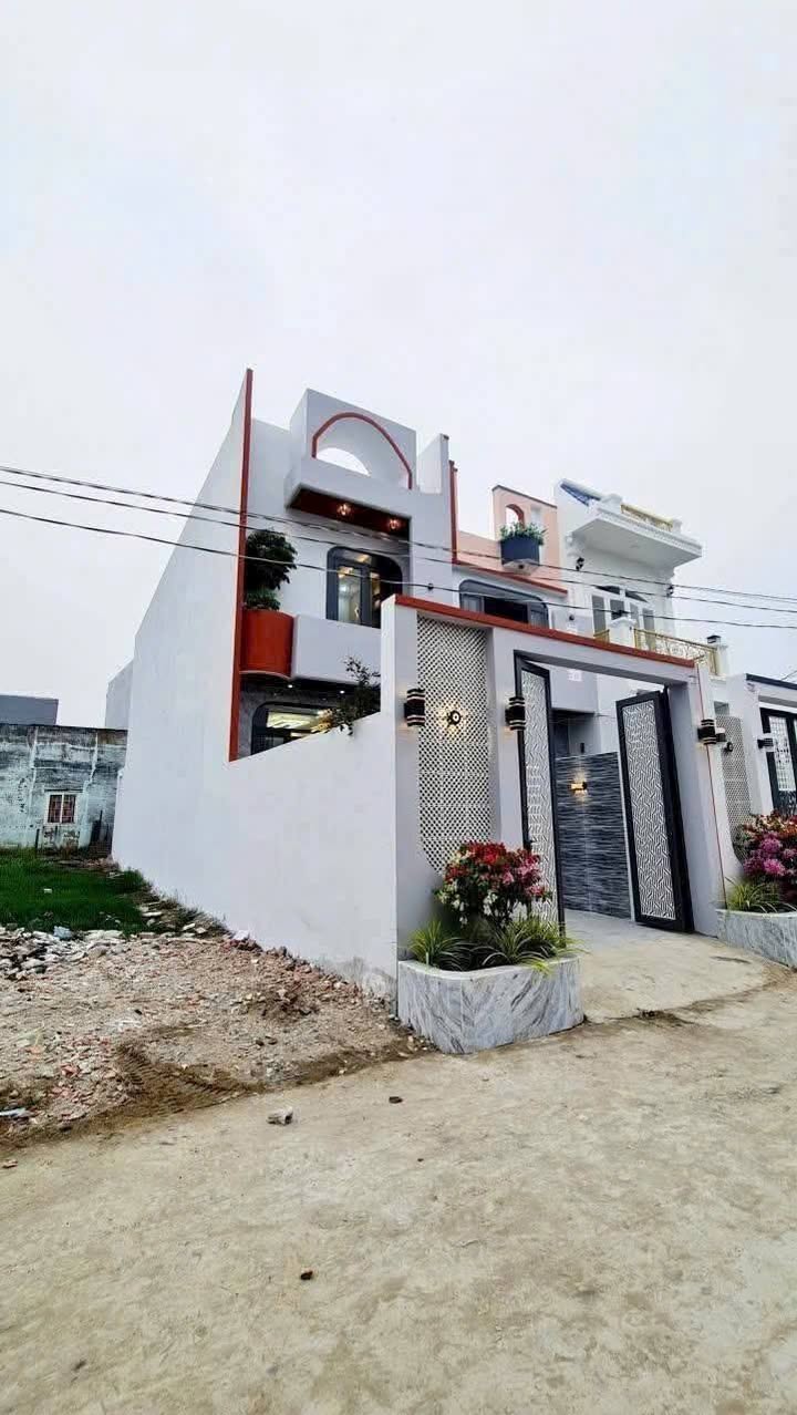 Nhà 96m² Long An - 2 Lầu, 3PN, Sổ Hồng Riêng - Giá 3.19 Tỷ