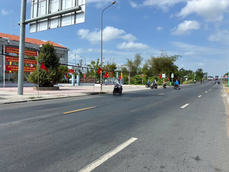 Nhà Mặt Tiền Vĩnh Long 109m² - Giá 1.95 Tỷ - Hướng Đông