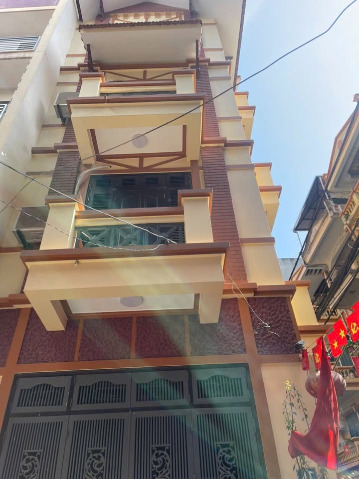 Cho thuê nhà Lạc Long Quân, Tây Hồ - 250m² 5 tầng, ô tô tránh, lô góc