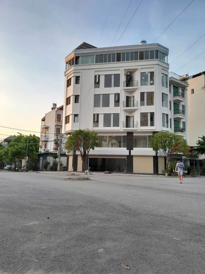 Cho thuê tòa nhà 6 tầng góc 3 mặt tiền, P. Bồ Đề, Long Biên - 650m²