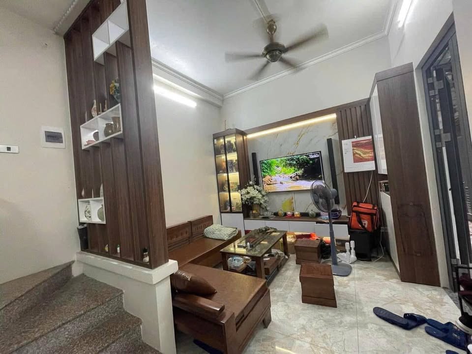 Cho thuê nhà nguyên căn Bùi Xương Trạch, Thanh Xuân 200m² - 5PN Full Nội Thất, Ô tô Đỗ Cửa