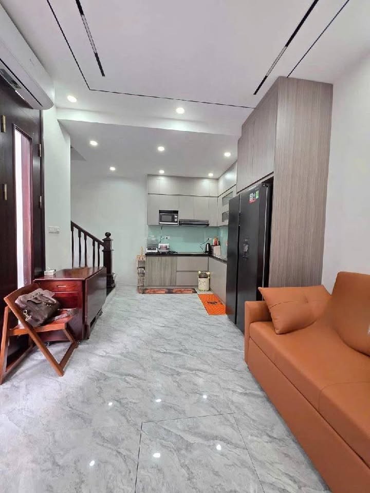 Bán nhà 30m² 5 tầng, 7.5 tỷ, Long Biên - Ô tô đỗ cổng, full nội thất