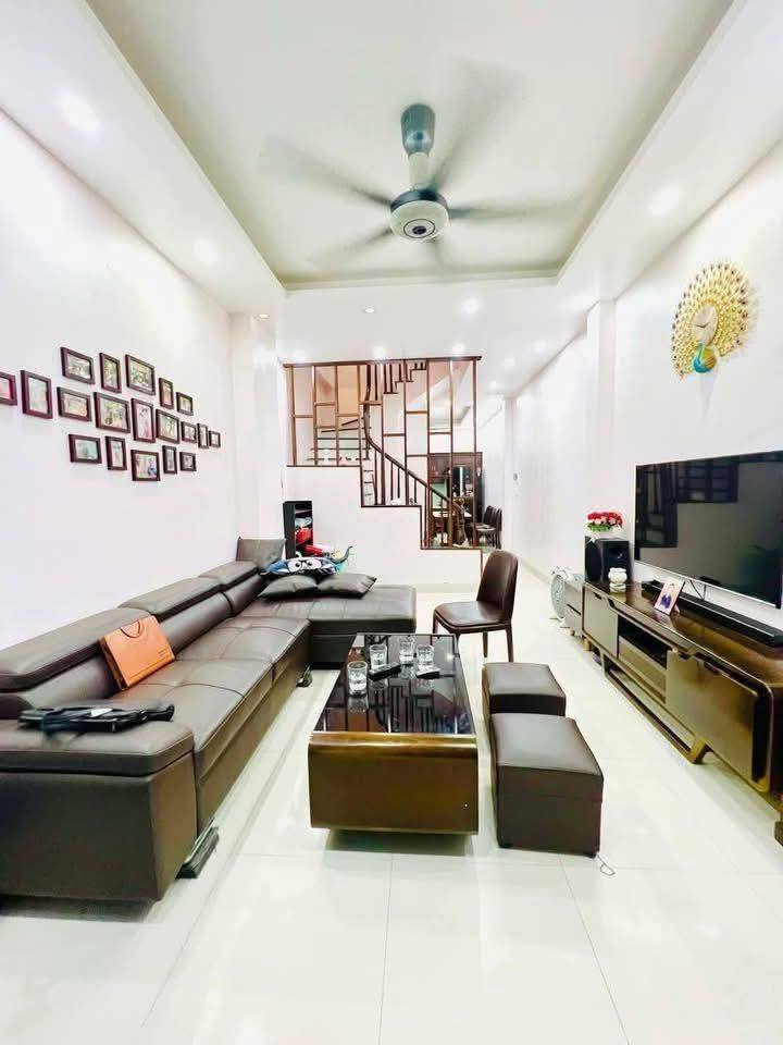 Bán nhà Lạc Long Quân Tây Hồ 50m2 x 4 Tầng - Ô tô đỗ cửa, Sổ đỏ chính chủ