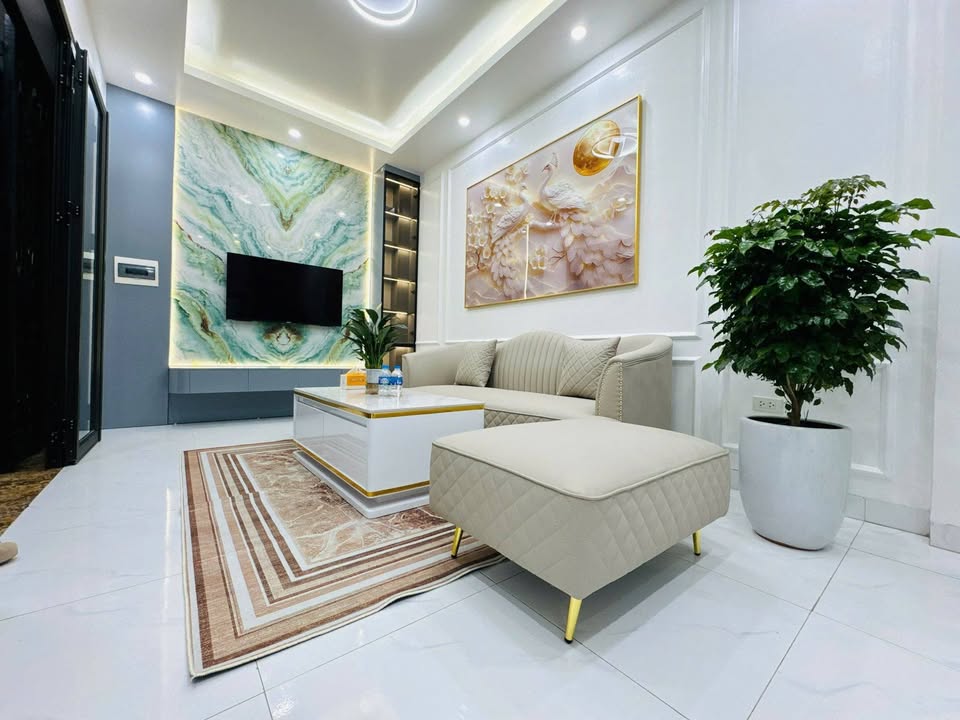 Nhà 5 tầng Ngõ Quỳnh, Hai Bà Trưng - 40m2, Ô tô vào nhà, Giá 8.3 Tỷ