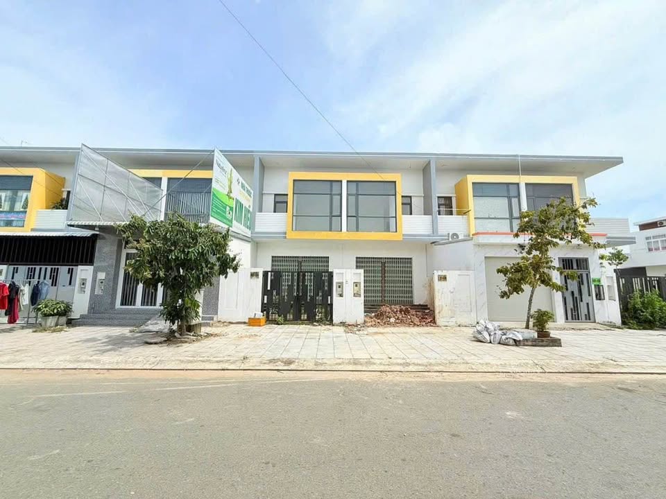 Nhà 2 Tầng KĐT Tây Bắc Rạch Giá 105m² Sổ Hồng - Giá 2 Tỷ