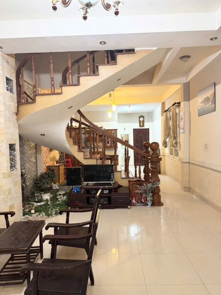 Nhà Nguyên Căn 4PN P8 Đà Lạt - Giá 10 Triệu/Tháng - Sẵn Sàng Cho Thuê