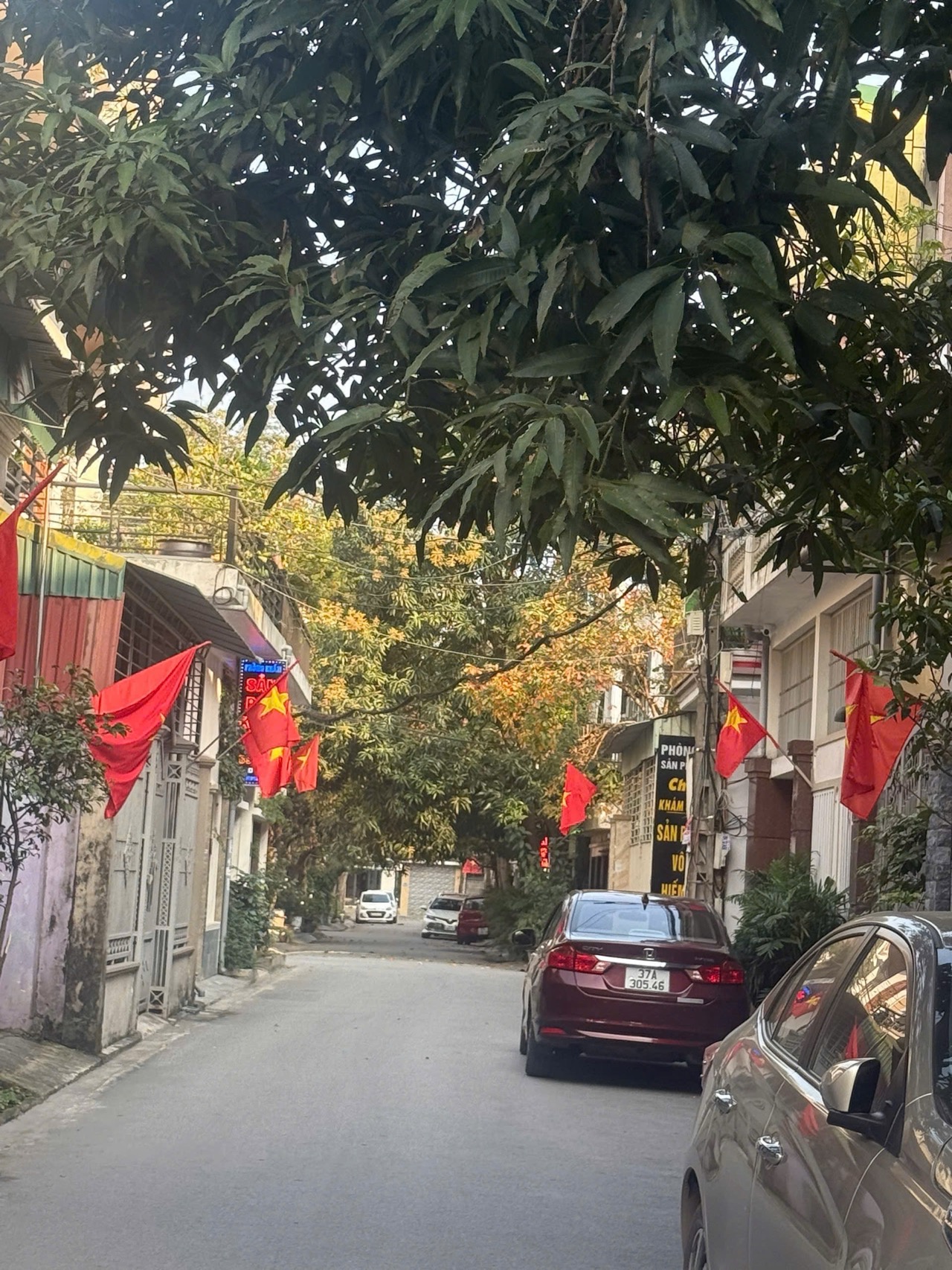 🏡 BÁN NHÀ CẤP 4 HƯNG PHÚC – NGAY LỐI 2 ĐƯỜNG NGUYỄN SỸ SÁCH📍 Vị trí đẹp, gần mặt đường Nguyễn Sỹ Sách.🚗 Đường thông rộng 7m, ô tô đi lại thoải mái.🏘