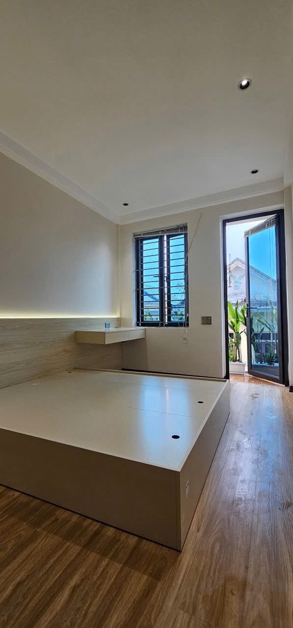 Bán nhanh nhà 3,5 tầng Mặt đường cổng chốt đội cung kinh doanh tốt