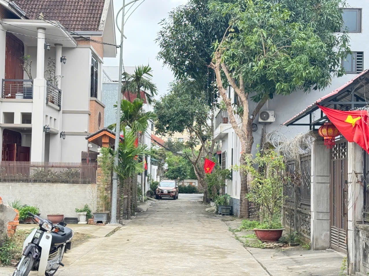 1.Mt Lộc2. Bán đất Hưng Lộc – Lối 2 Lê Viết Thuật- NGÕ HỒ ĐÌNH TRUNG3. Diện tích: 72,4m²4. Giá 3ty950 tl nhẹ5. Hướng: Đông Nam mát mẻ6. Đường 6m bê tông thông thoáng7. Vị trí: Đối diện BV Quân Y 4, cách Lê Viết Thuật 150m.