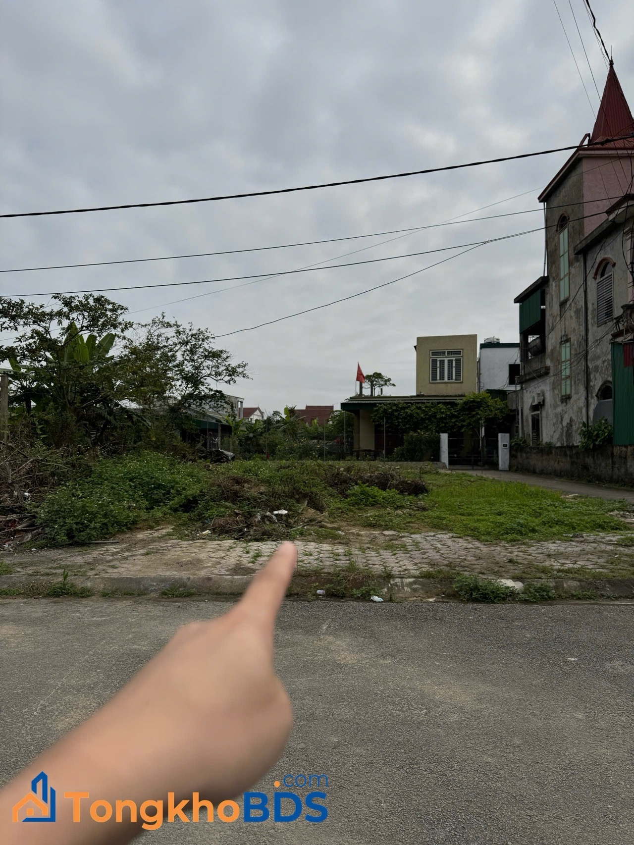 🔥 BÁN ĐẤT NGÕ HOÀNG TRUNG THÔNG – ĐỒNG VĨNH, TP VINH 🔥 • Diện tích: 90m² • Đường rộng 3 ô tô tránh nhau thoải mái • Khu dân cư đông đúc, vị trí đẹp, xây nhà ở cực sướng