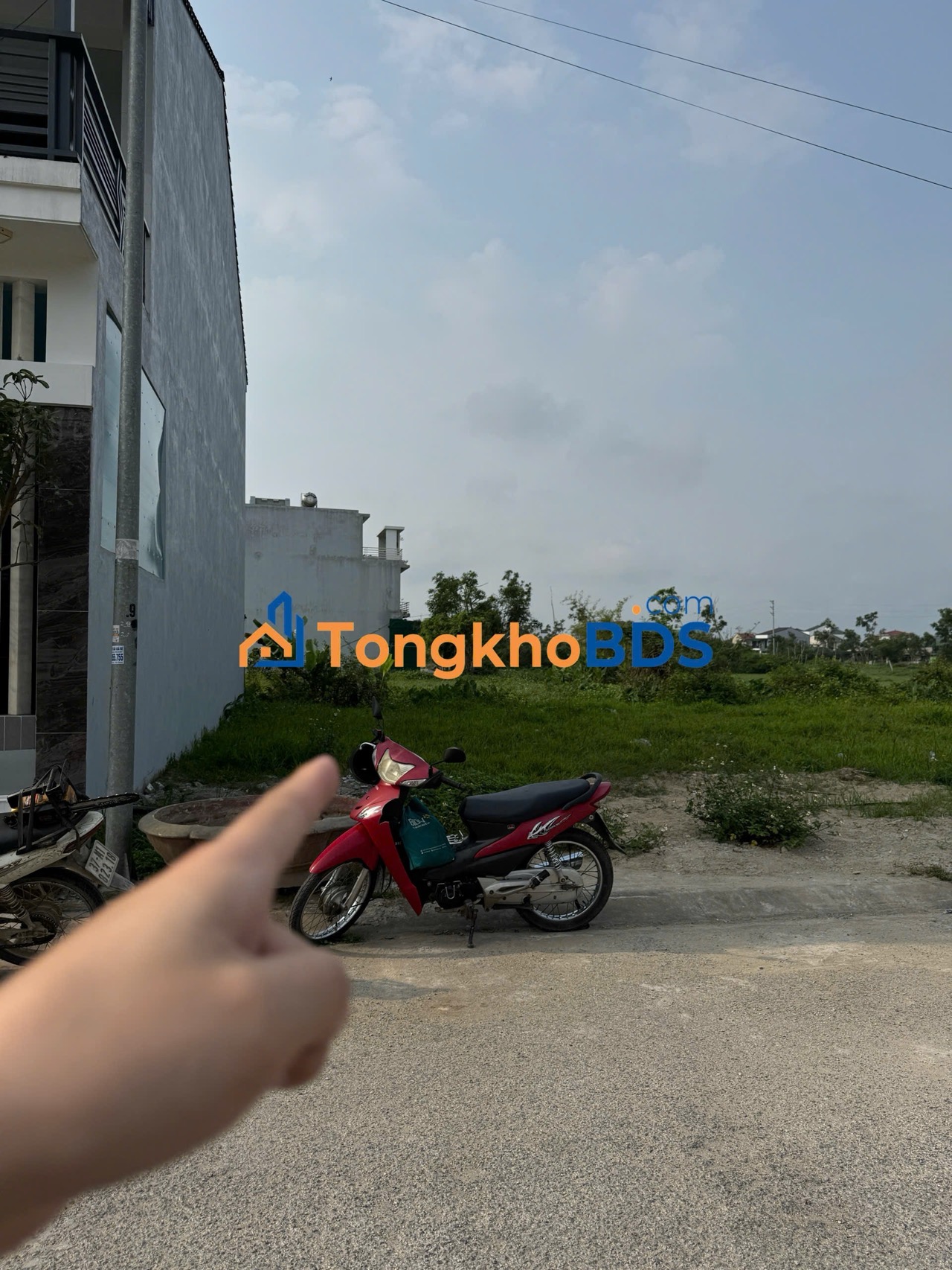 @All  HOT HOT HOTLô đất xóm 12 Nghi Phú- gần hồ điều hoà.- Rộng 10m, DT 155 m2- Hướng Đông Nam hiếm có- Đường 12m có vỉa hè, mương điện đầy đủ- Đất sổ đỏ, xây dựng tu do