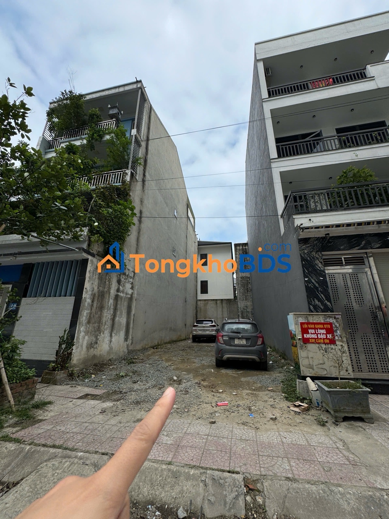 Đất Kinh doanh đối diện Cc Arita . Dtich 206m2 mặt tiền 6mVị trí Vàng đối diện cả 3 toà cc số lượng cư dân đông . Cho thuê hay kd buôn bán cực tốt 