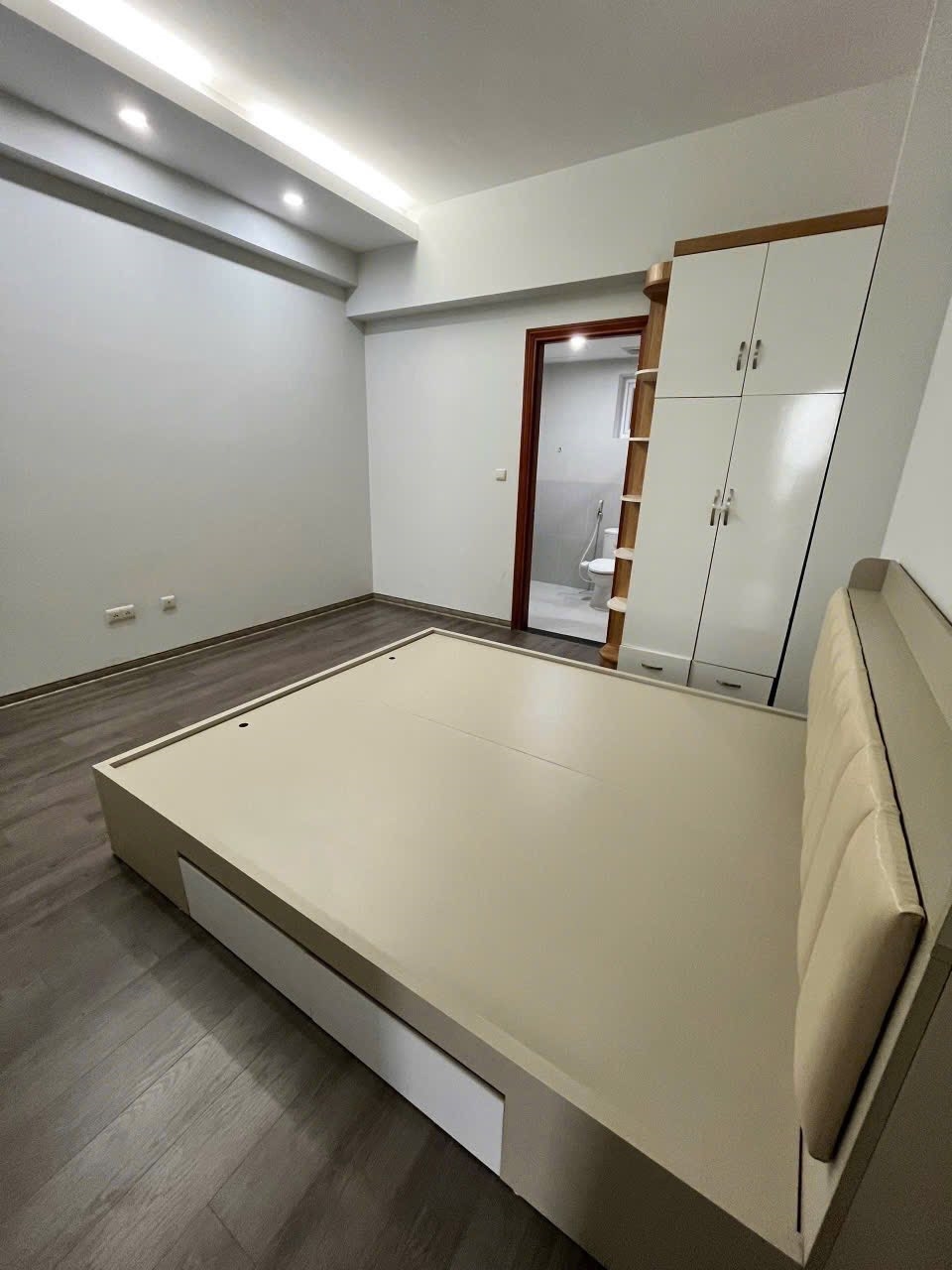 Bán Căn Hộ 94m² Việt Hưng, Long Biên - Sổ Đỏ Chính Chủ, Đủ Nội Thất