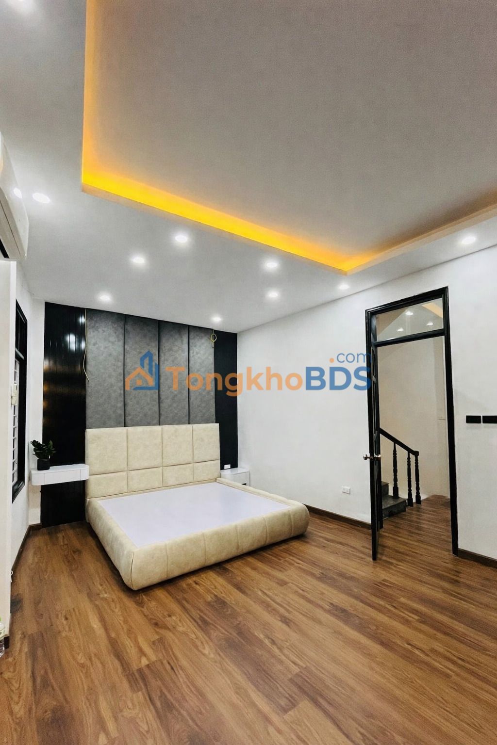 Nhà Phố Hoàng Cầu 40m² - Sân Riêng, Ô Tô Gần, Giá 8.2 Tỷ