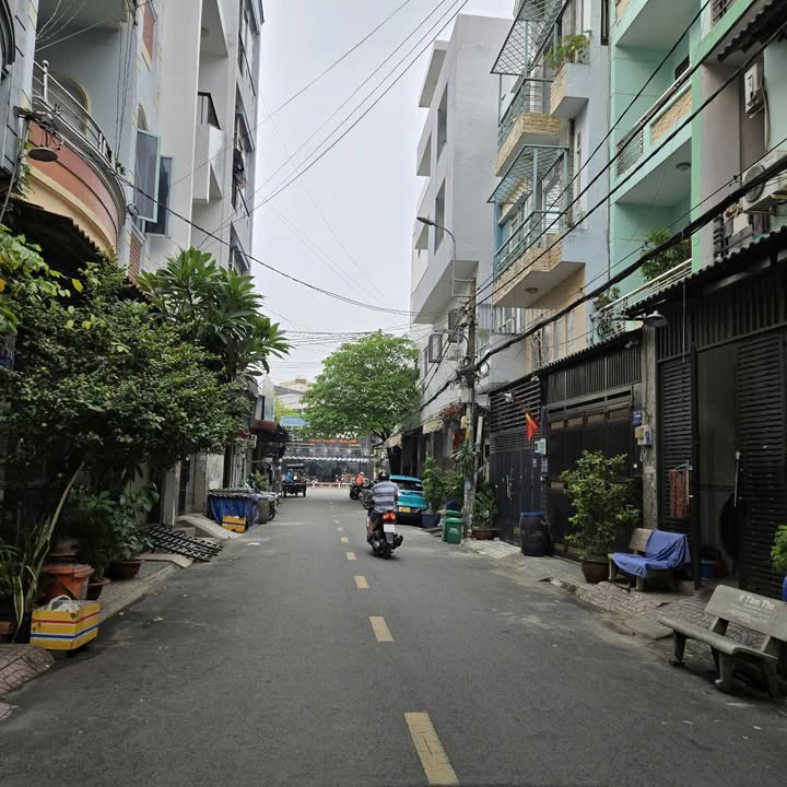 Nhà Nguyên Căn 3PN Bình Tân - Hẻm Xe Hơi 8m, Sẵn Ở Ngay!