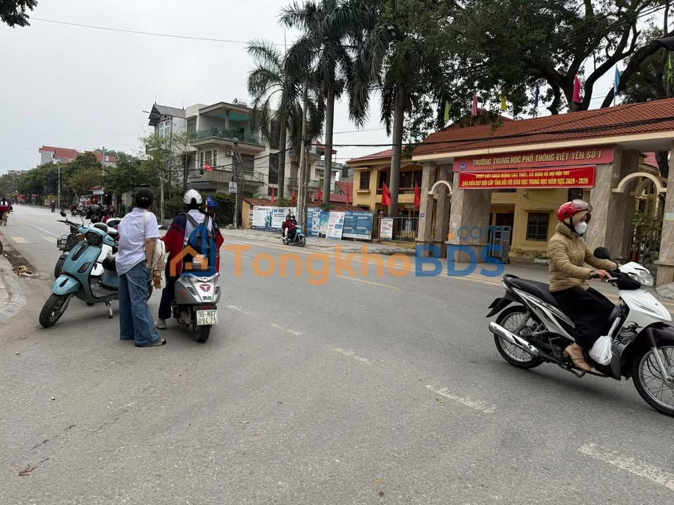 Nhà 3 Tầng Mới Xây 100m² Ngay Cổng Trường THPT Việt Yên 1 - 5 Tỷ