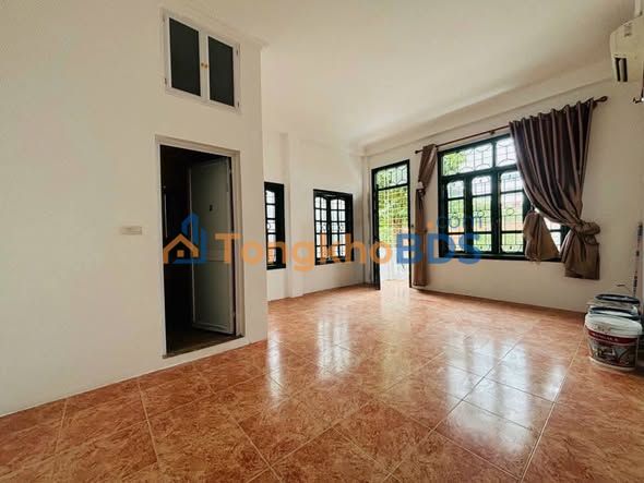 Nhà Lô Góc Lạc Long Quân, 70m² x 5 Tầng - Giá 11.x Tỷ Thương Lượng