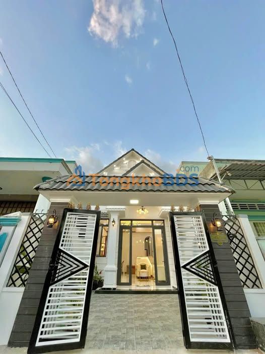 Nhà Mái Thái 100m² Vĩnh Long - Có Sân Oto, Nội Thất Đủ Sẵn Sàng