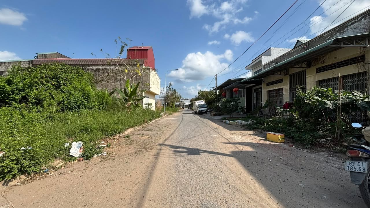 Nhà 100m² Đường Lộ 16m Cần Thơ - 4PN, Sổ Hồng, Giá 2.05 Tỷ