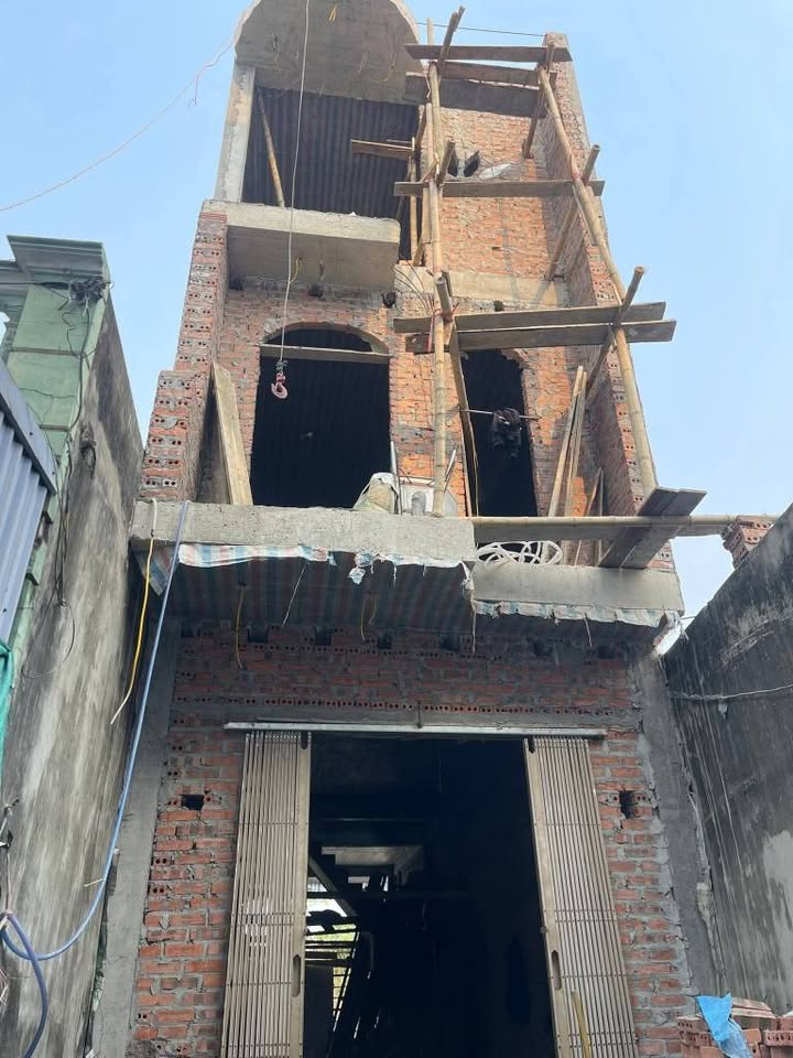 Nhà 3 Tầng Kênh Lộc Vượng, Nam Định - 50m², Sẵn Sàng Hoàn Thiện