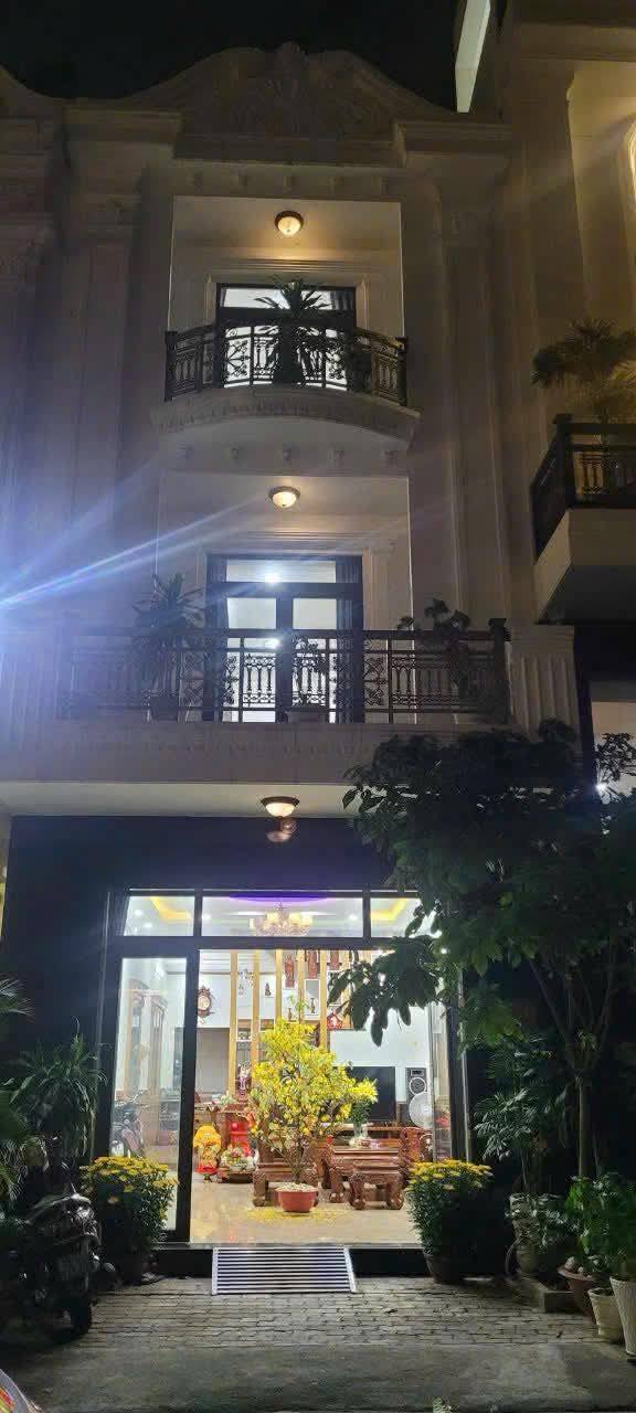 Cho thuê nhà 3 tầng mặt tiền ĐT 743, Dĩ An - 70m², 14 triệu/tháng