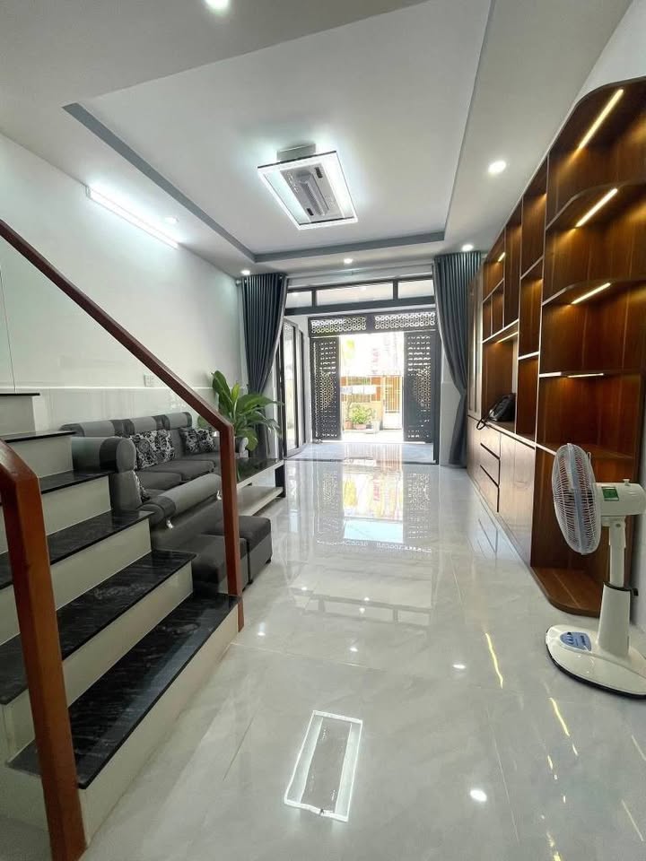 Nhà 2 Tầng Hóc Môn - 52m² Full Nội Thất, Giá 2.35 Tỷ