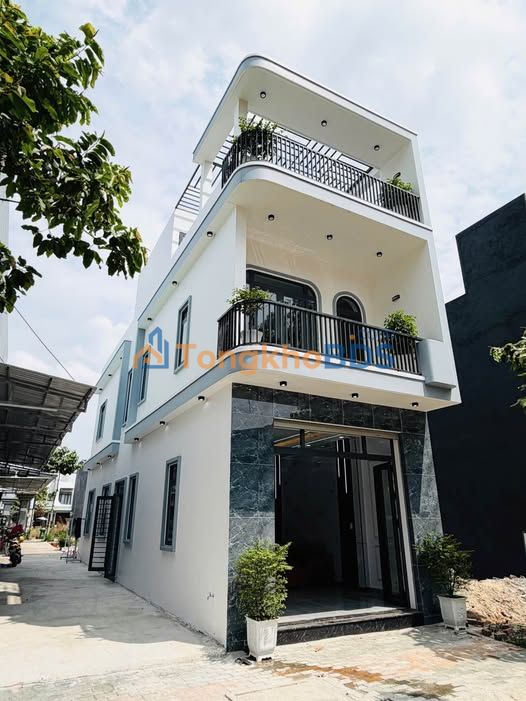 Nhà 2 Mặt Tiền Tân Uyên - 72m² Full Thổ Cư, 3PN, Sân Thượng - Giá 3.5 Tỷ