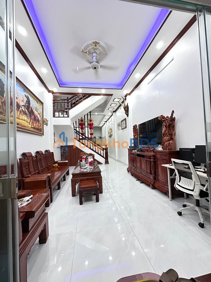 Bán Nhà 3 Tầng Phố Lê Hoàn, Thanh Hóa - 70m² Sổ Hồng, Giá 6 Tỷ