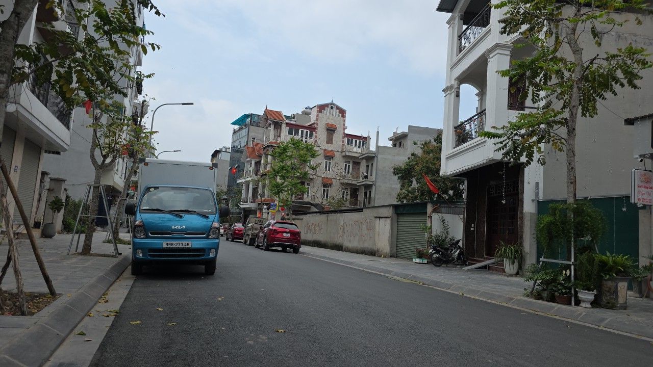 Đất Long Biên 120m² - Mặt tiền rộng, gần chợ Phúc Lợi, giá 10.8 tỷ