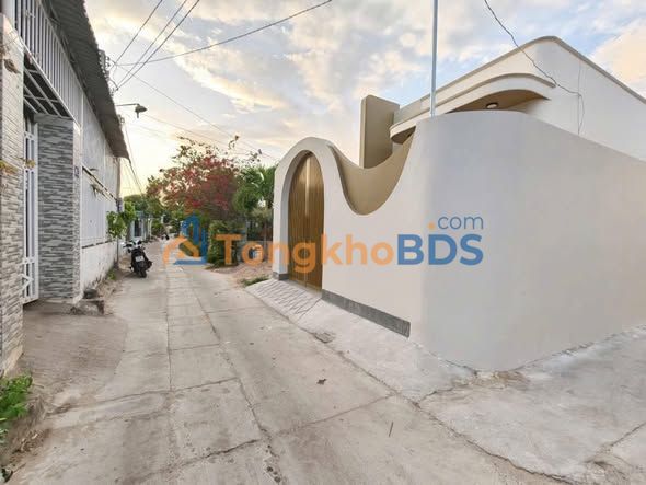 Nhà Góc 2 Mặt Tiền Lương Văn Năm, Phan Thiết - 100m², 2.99 Tỷ