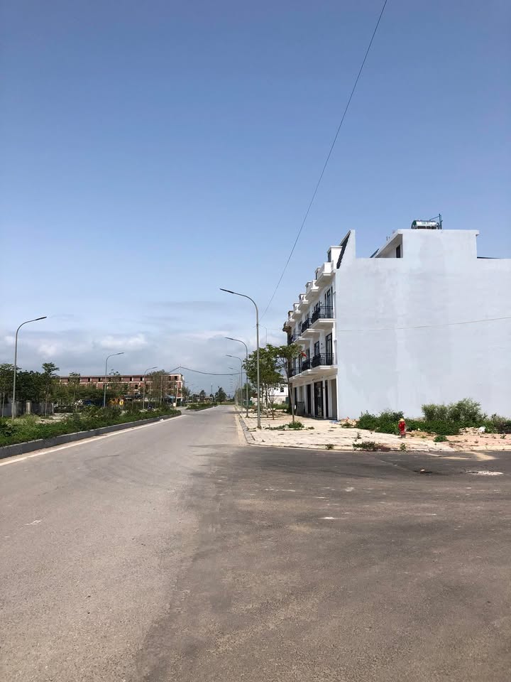 Nhà liền kề mặt tiền Lý Tự Trọng, Sầm Sơn - 108m² xây thô, pháp lý lâu dài