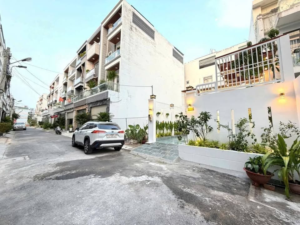 Nhà Sân Vườn 90m² Hẻm Xe Hơi Huỳnh Tấn Phát, Quận 7 - Chỉ Hơn 5 Tỷ