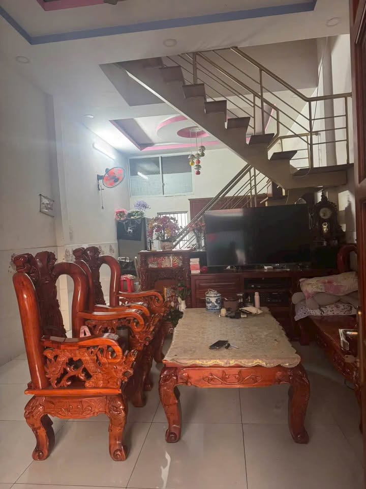 Nhà Lầu Trệt Dĩ An 62m² Sát Chợ Tân Long - Giá 1.95 Tỷ TL