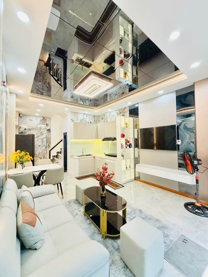 Nhà Gò Vấp 32m² 3PN - Sổ hồng, gần CV Làng hoa - Giá 5 tỷ